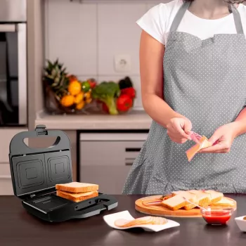 Sumuštinių keptuvas Juoda & Decker BXSA753E — 2 sumuštiniams, 750 W, nepridegančios plokštės, 215×125 mm kepimo paviršius, kompaktiškas nerūdijantis plienas