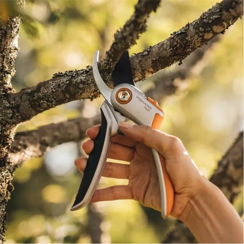 Fiskars 1057168 Plus Metal sodo žirklės, aplenkiamosios (1057168)