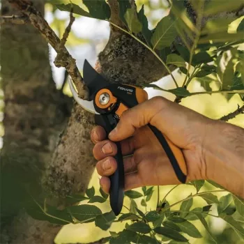 Fiskars Plus SmartFit P541 sodo aplinkkelio žirklės juodos, oranžinės