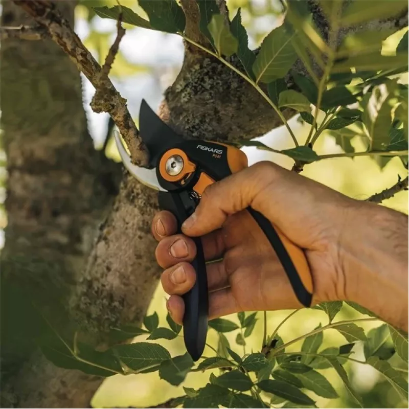 Fiskars Plus SmartFit P541 sodo aplinkkelio žirklės juodos, oranžinės