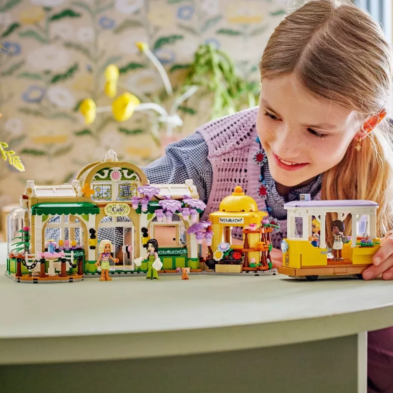 LEGO rinkinys LEGO FRIENDS 42671 Augalų kavinės ir gėlių parduotuvės žaidimų rinkinys su kavinės ir gėlių parduotuvės funkcijomis