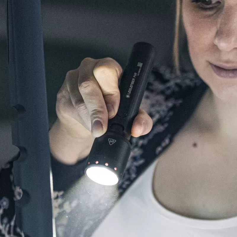 Ledlenser P6R Juodas rankinis žibintuvėlis LED