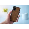 Išmaniojo telefono apsauginis dėklas iš medžio ir vyriškos rankos „Samsung Galaxy S20+“ — „Koala Juoda“