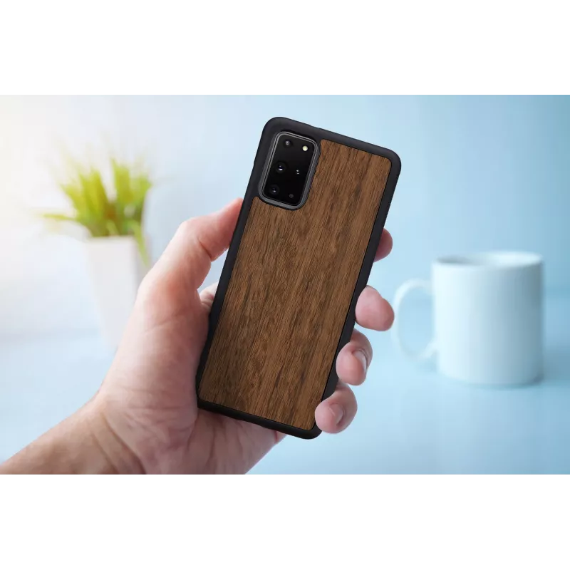 Išmaniojo telefono apsauginis dėklas iš medžio ir vyriškos rankos „Samsung Galaxy S20+“ — „Koala Juoda“