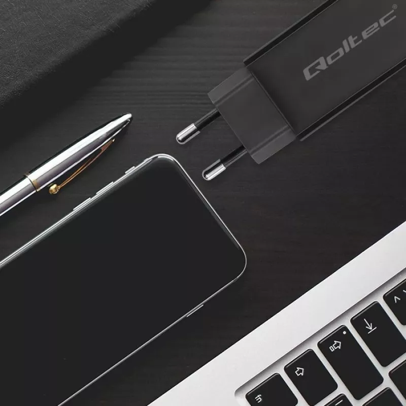 GaN nešiojamojo kompiuterio įkroviklis QOLTEC 52419 65 W USB-C PD 5V/20V 3A/3,25A, 220–240 V, 1,8 m laidas, juodas