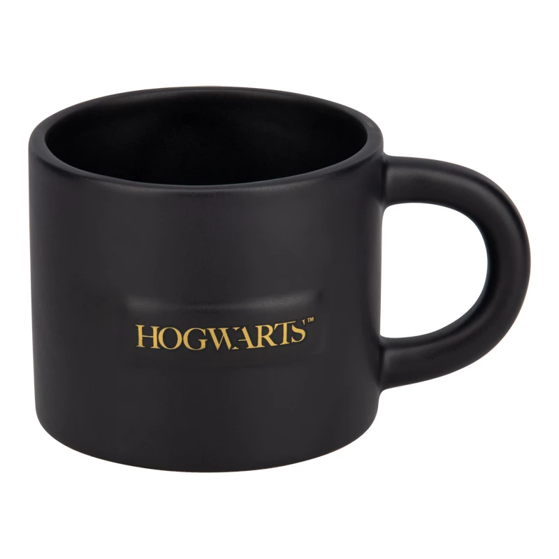 Keraminis puodelis Paladone Hogwarts Crest Embossed mug – įspaustas Hogvartso herbo dizainas, standartinė 330–400 ml talpa