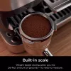 Espresso aparatas Ninja ES701EU — pusiau automatinis kavos/espresso aparatas su integruotu malūnėliu, 2 L vandens talpa, 1650 W, 25 malimo nustatymai, pieno talpa, 14 barų siurblys