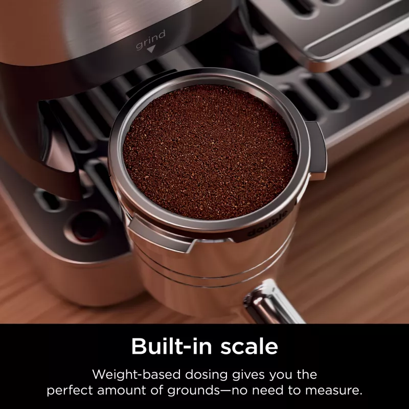 Espresso aparatas Ninja ES701EU — pusiau automatinis kavos/espresso aparatas su integruotu malūnėliu, 2 L vandens talpa, 1650 W, 25 malimo nustatymai, pieno talpa, 14 barų siurblys