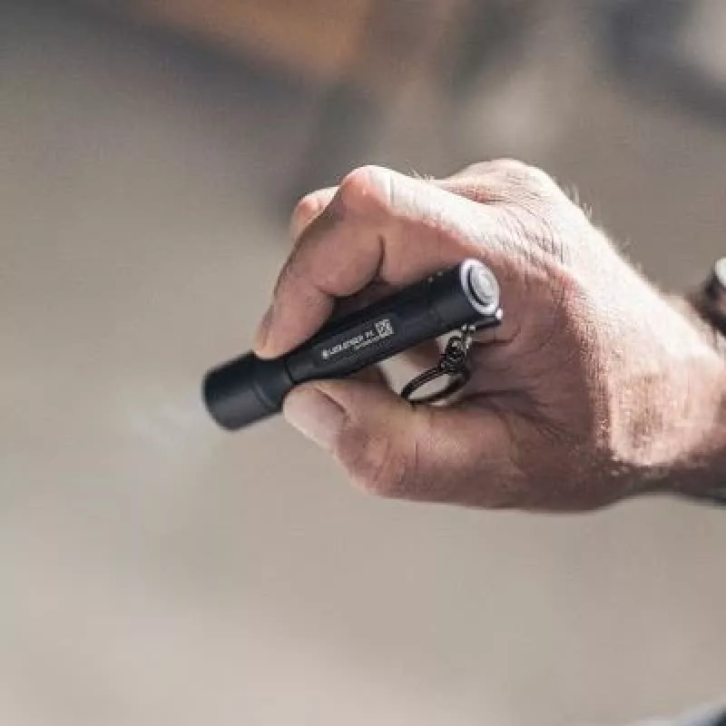 Raktų pakabuko žibintuvėlis Ledlenser P3 Juoda — kompaktiškas aliumininis LED žibintuvėlis, AAA, iki 130 lm, IP54, 3 galios lygiai