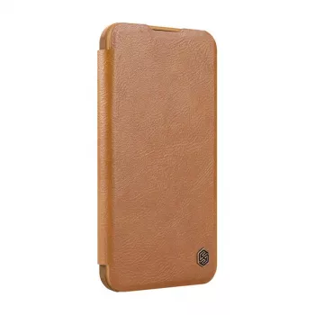 Apsauginis aplanko tipo dėklas Nillkin Qin Prop Leather, skirtas iPhone 16, rudas, su integruotu stovu