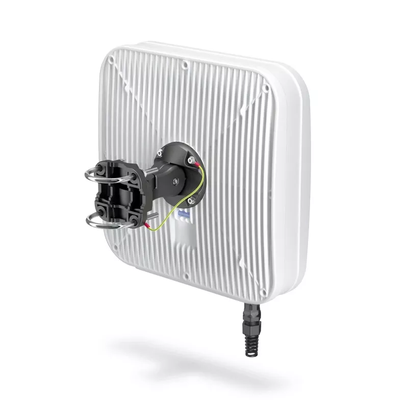 Kryptinė tinklo antena QuWireless AXRL — 7 dBi, 0,694–0,96 / 1,7–2,2 / 2,2–2,7 GHz, PoE/LAN, dviguba poliarizacija