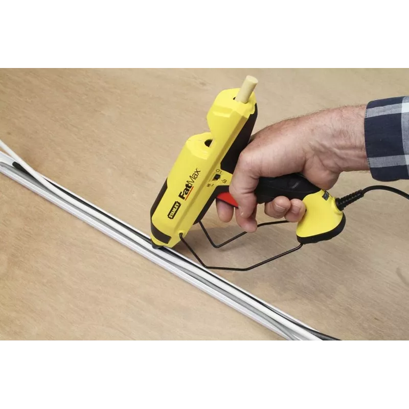 Karštų klijų pistoletas STANLEY FatMax GR 100 R 200 W, 18,83 g/min išeiga, maitinamas kintamąja srove, 1 min įšilimo laikas, juodas/geltonas