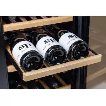 Caso | Vyno aušintuvas | WineComfort 24 | Energinio efektyvumo klasė G | Vitrininis | Butelių talpa 24 buteliai | Aušinimo tipas Kompresorinė technologija | Juoda