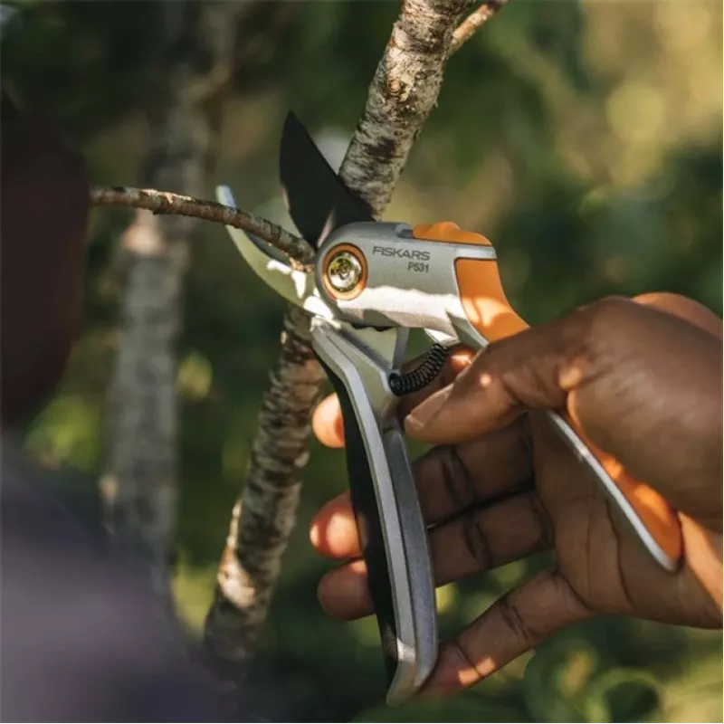 Fiskars 1057168 Plus Metal sodo žirklės, aplenkiamosios (1057168)