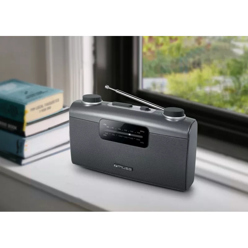 Nešiojamas radijas Muse M-058 R — AM/FM, sukamoji garsumo reguliavimo rankenėlė, baterijos arba kintamoji srovė (230 V, 50 Hz), juoda / pilka