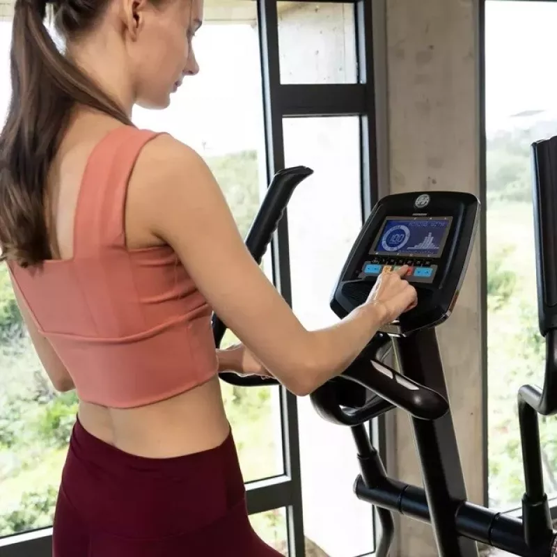 Eliptinis treniruoklis Horizon Fitness Andes 7.1 — 30 pasipriešinimo lygių, 14 programų, 50,8 cm žingsnis, maks. naudotojas 136 kg