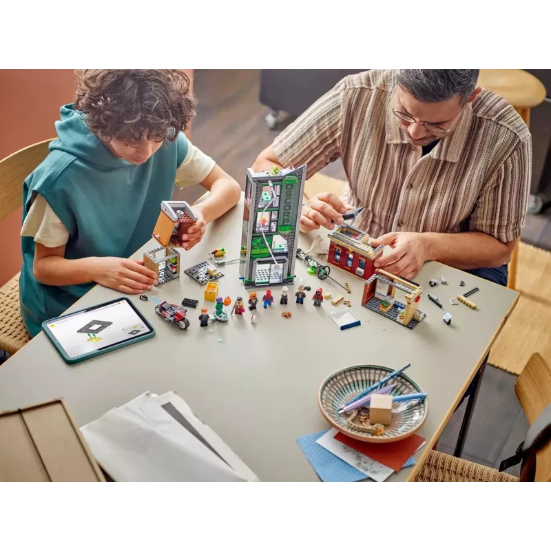 Konstravimo žaislas LEGO Marvel rinkinys 76324 Spider-Man vs. Oscorp, 808 elementai, 8 minifigūrėlės, amžius 10+