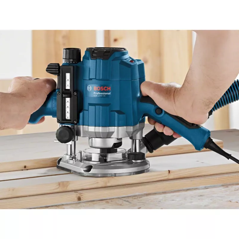 Bosch GOF 1250 CE juoda, mėlyna 24000 aps./min. 1250 W