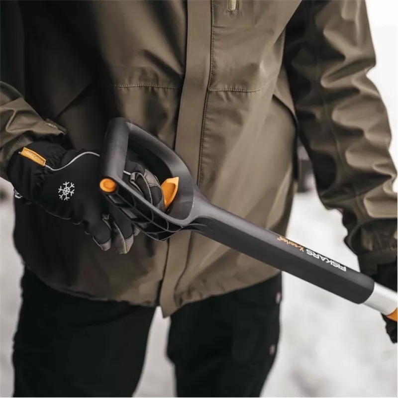 Fiskars automobilinis sniego kastuvas su teleskopine rankena X-SERIES