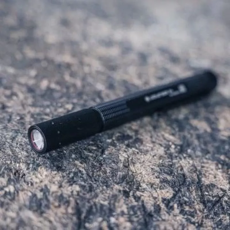 Pen flashlight Ledlenser P4 Juoda — kompaktiškas LED rašiklinis žibintuvėlis, 180 lm, 90 m spindulys, AAA x2, IP54