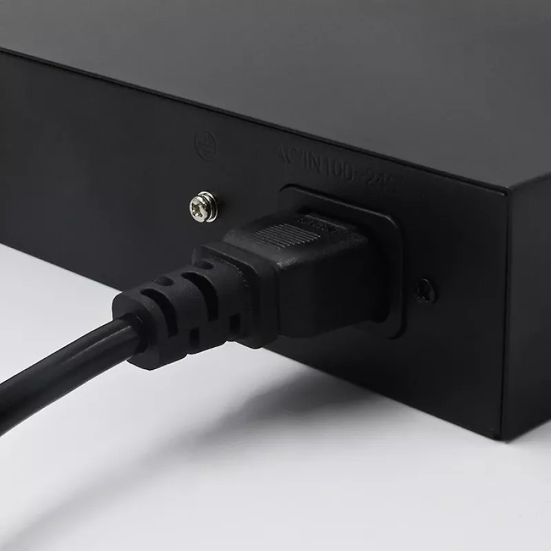 Tinklo komutatorius QOLTEC FAST Ethernet PoE 8xRJ45 su 2xRJ45 aukštyninio ryšio prievadais (modelis 52290)