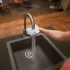 Vandens čiaupo filtras BRITA ON TAP V CU CE2 (1052067) — 4 pakopų, 600 L talpa, 3 režimai, 5 adapteriai, baltas