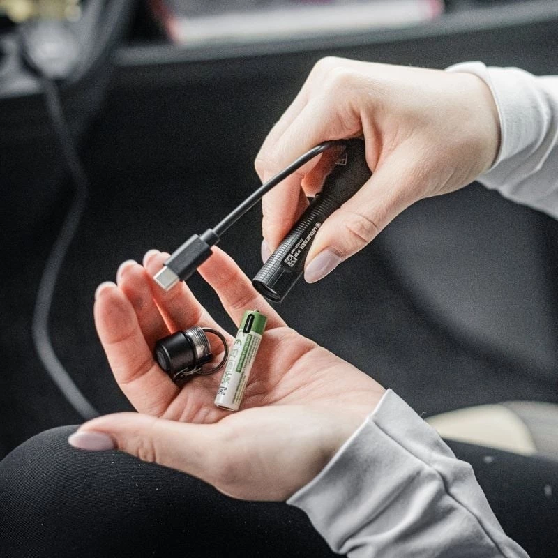 Žibintuvėlis Ledlenser P3R Juoda — įkraunamas kompaktiškas LED raktų pakabuko šviestuvas