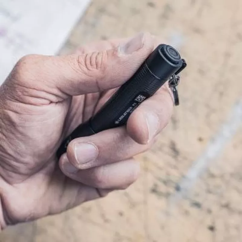 Raktų pakabuko žibintuvėlis Ledlenser P3 Juoda — kompaktiškas aliumininis LED žibintuvėlis, AAA, iki 130 lm, IP54, 3 galios lygiai