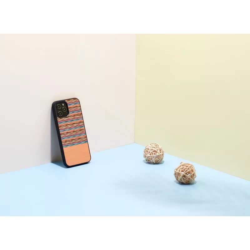 Apsauginis telefono dėklas Man and Wood, skirtas iPhone 12 / 12 Pro — rudas languotas su juodu apvadu