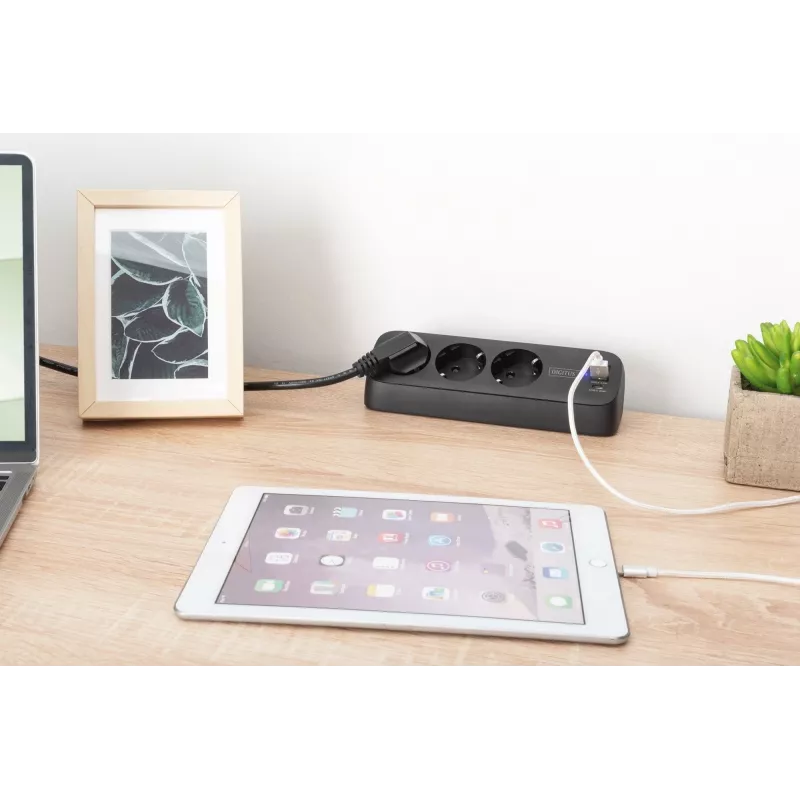 Maitinimo šakotuvas DIGITUS 3 lizdų su 2×USB-A ir 1×USB-C, 3 kintamosios srovės lizdai Tipas E/F, 1,5 m laidas, juodas