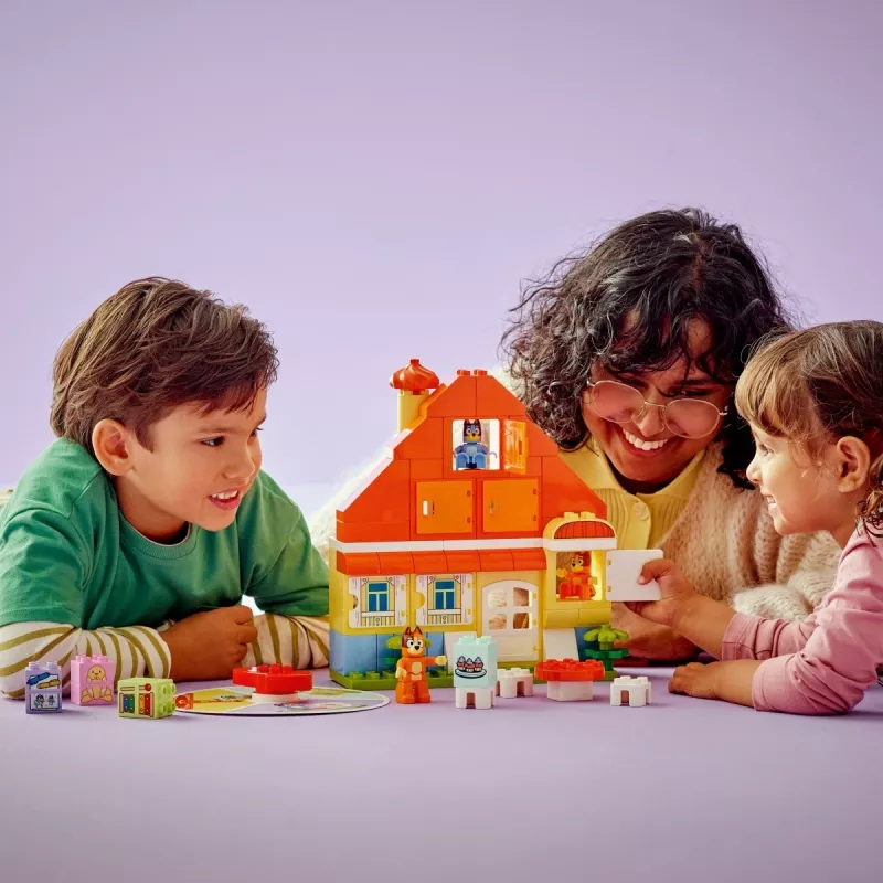 Statybinis žaislas LEGO Bluey Šeimos namas su atminties žaidimu 10459 — 83 dalys, 3 minifigūrėlės, amžius 3+
