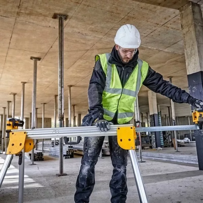 Mitre Saw Stand DeWalt DE7033 — aliumininis sulankstomas stovas, 4 kojos, išplečiamas iki 2,5 m, keliamoji galia 227 kg, 16 kg