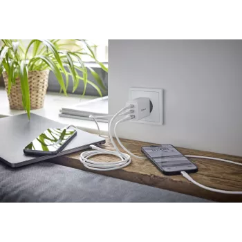 Maitinimo adapteris 1XUSB-A/2XUSB-C/7806512 Intenso