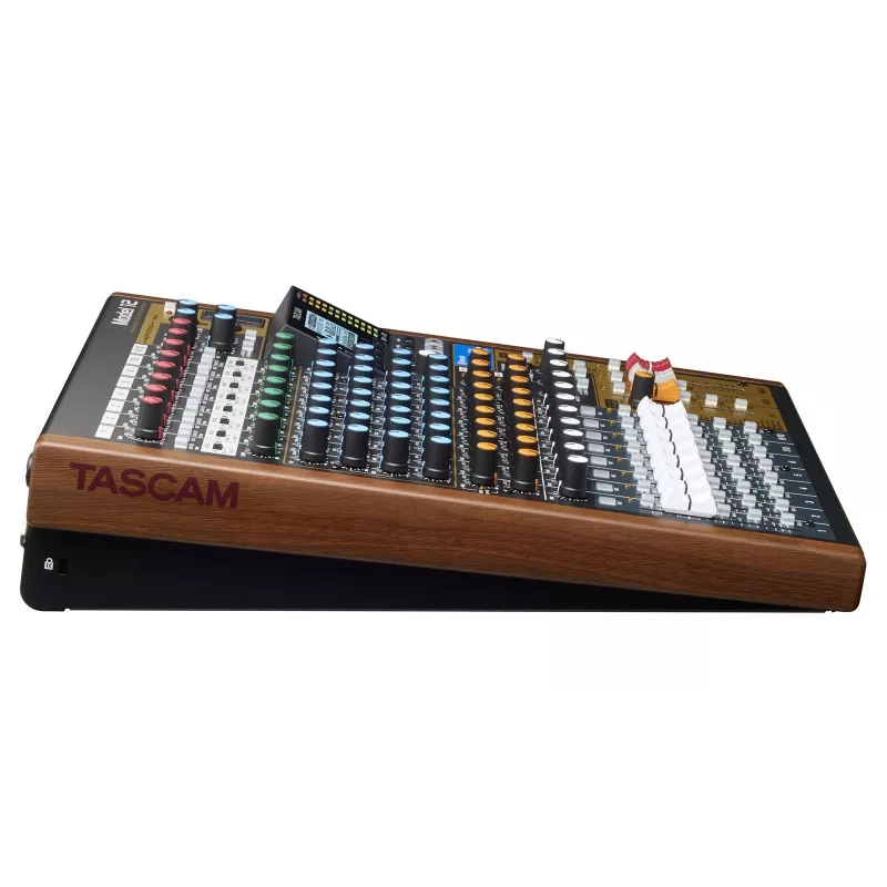 Mikseris Tascam Model 12 — 12 kanalų analoginis/skaitmeninis mikseris, 24 bitų, 48 kHz, USB-C, SD kortelė, Bluetooth 5.0