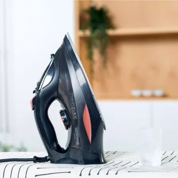 Juoda+Decker BXIR3000E garų lygintuvas (3000W; juodas)