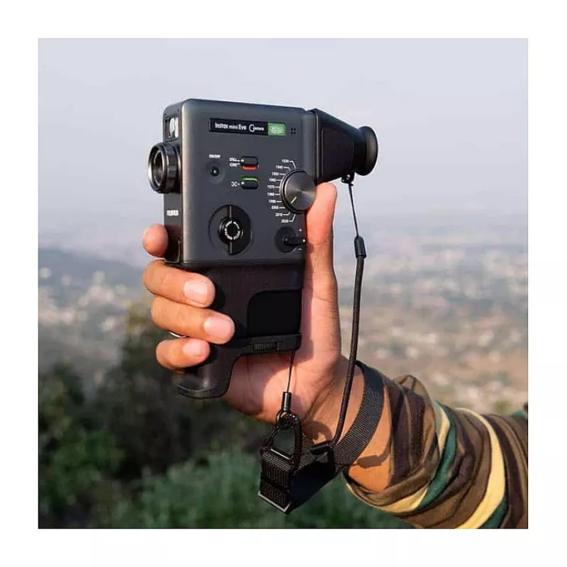 Momentinės spaudos fotoaparatas Fujifilm Instax mini evo Cinema — 1/5 colio CMOS 2560×1920, nuotrauka 62×46 mm, įmontuota blykstė, juodas