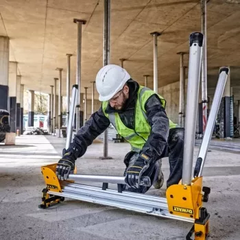 Mitre Saw Stand DeWalt DE7033 — aliumininis sulankstomas stovas, 4 kojos, išplečiamas iki 2,5 m, keliamoji galia 227 kg, 16 kg