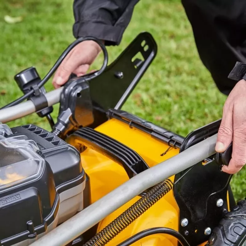 Stūmiklinė vejapjovė DeWALT DCMW564P2-QW