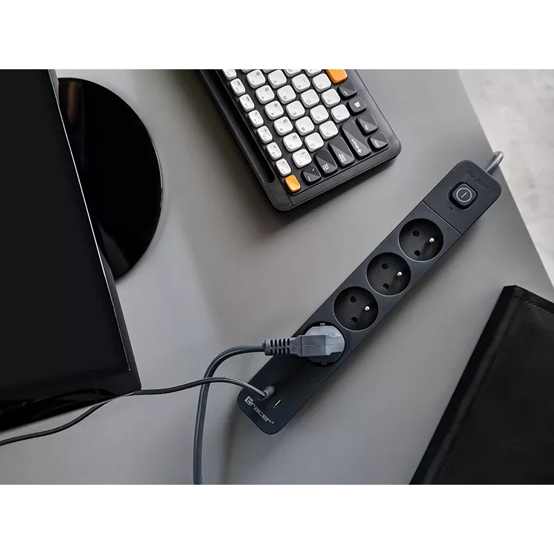 Šakotuvas TRACER TRALIS47026 su 1,5 m kabeliu, 4 USB prievadais ir PD 18W
