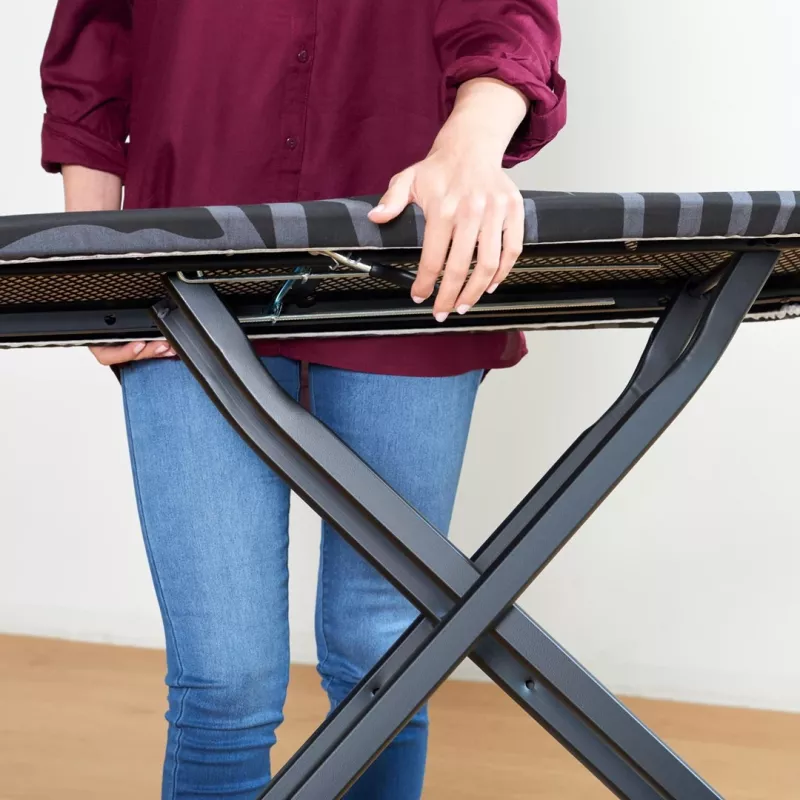 Viso dydžio lyginimo lenta Taurus 994178000 — 410 x 1250 mm, reguliuojamas aukštis iki 930 mm, medvilninė danga, juoda