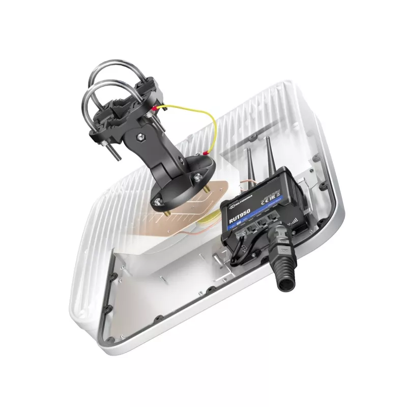 Kryptinė tinklo antena QuWireless AXRL — 7 dBi, 0,694–0,96 / 1,7–2,2 / 2,2–2,7 GHz, PoE/LAN, dviguba poliarizacija