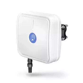 Kryptinė tinklo antena QuWireless QuMax — kryptinė PoE/LAN antena 0,694–2,7 GHz, iki 6 dBi, balta