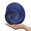 Kelioninė pagalvėlė po kaklu Qmed DRQE3J1CDXUXP — ergonomiška kontūrinė PU putų, 240×230×125 mm, tankis 45 kg/m³, granato spalva