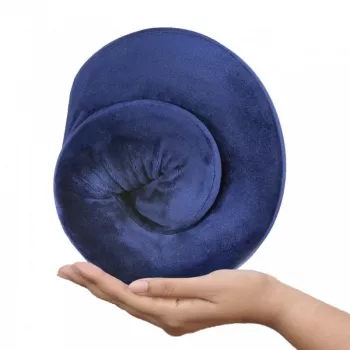 Kelioninė pagalvėlė po kaklu Qmed DRQE3J1CDXUXP — ergonomiška kontūrinė PU putų, 240×230×125 mm, tankis 45 kg/m³, granato spalva