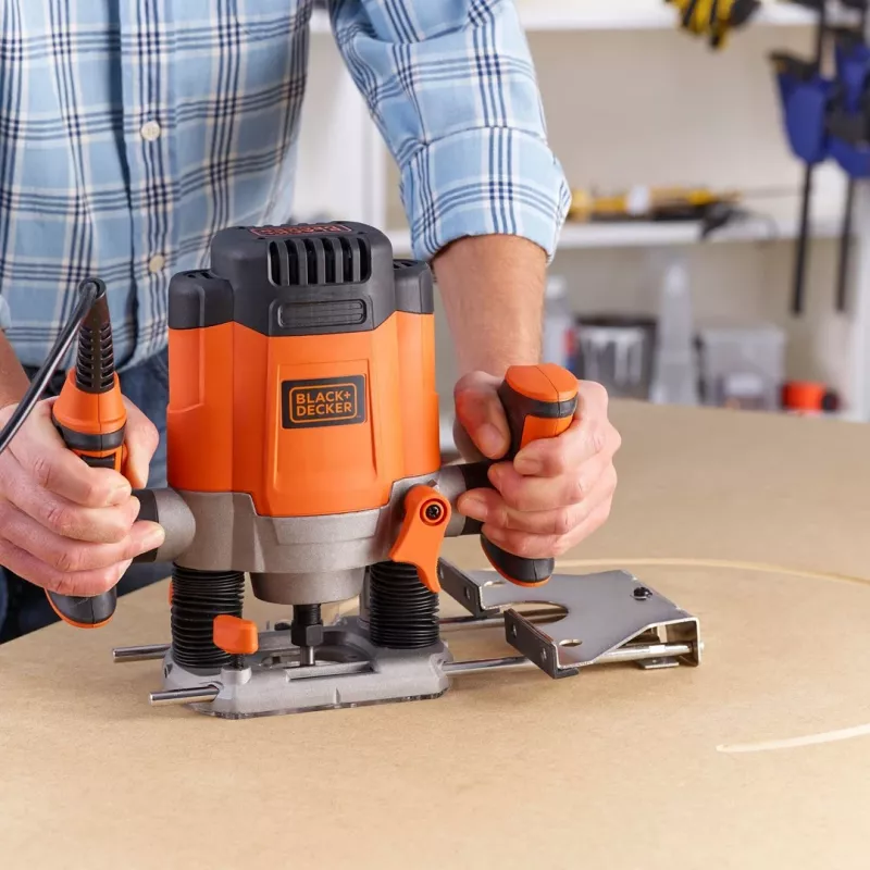 Freza / apdailos freza Juoda & Decker KW1200EKA-QS — kompaktinė freza su reguliuojamais gylio nustatymais, ergonomiškas dizainas