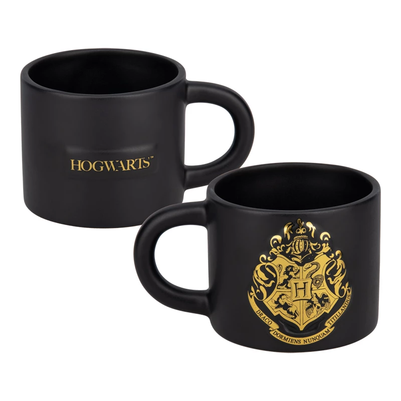 Keraminis puodelis Paladone Hogwarts Crest Embossed mug – įspaustas Hogvartso herbo dizainas, standartinė 330–400 ml talpa