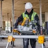 Mitre Saw Stand DeWalt DE7033 — aliumininis sulankstomas stovas, 4 kojos, išplečiamas iki 2,5 m, keliamoji galia 227 kg, 16 kg