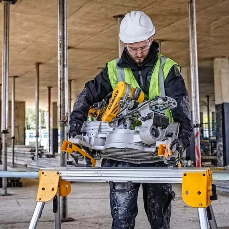 Mitre Saw Stand DeWalt DE7033 — aliumininis sulankstomas stovas, 4 kojos, išplečiamas iki 2,5 m, keliamoji galia 227 kg, 16 kg