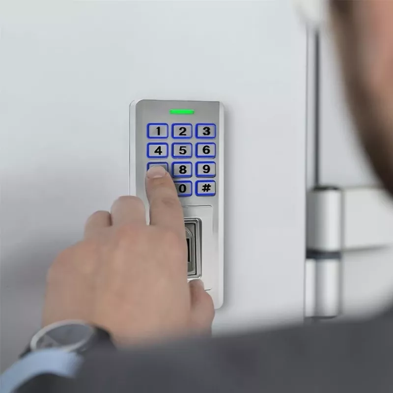 Pirštų antspaudų ir RFID kodinė spyna QOLTEC 52447 su IP68 apsauga