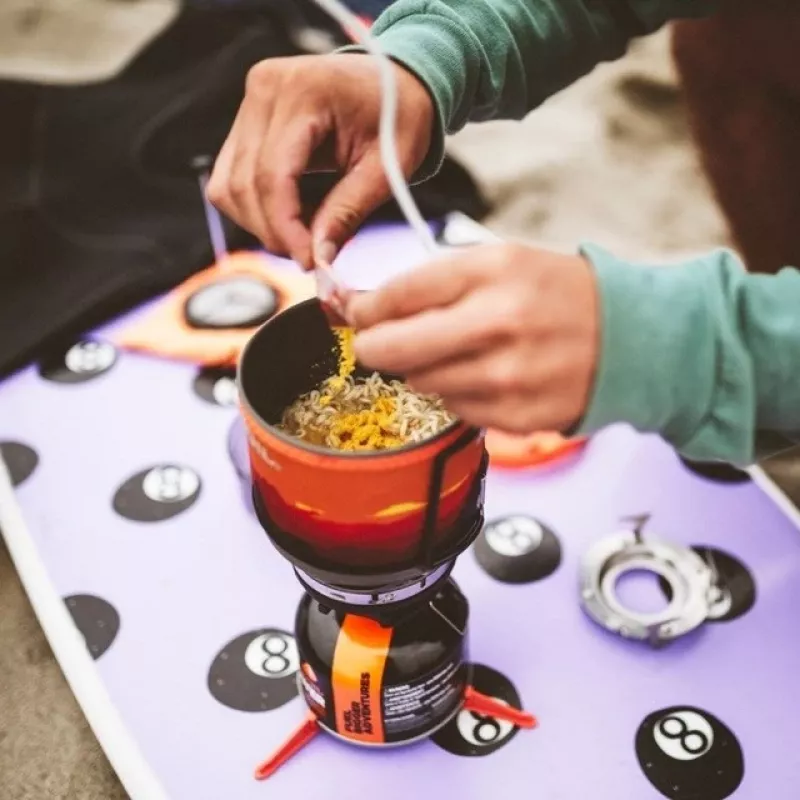 Nešiojama grilio krosnelė Jetboil MiniMo — kompaktiška lengva kempingo viryklė su integruotu fluxring degikliu ir troškinimo valdymu